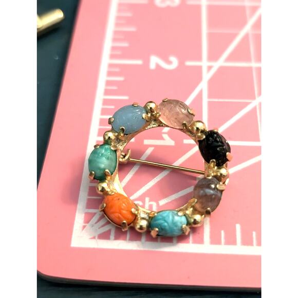 Vintage Ancient Egyptian Revival Carved Resin Scarab Wreath Circle Brooch - Picture 3 of 5